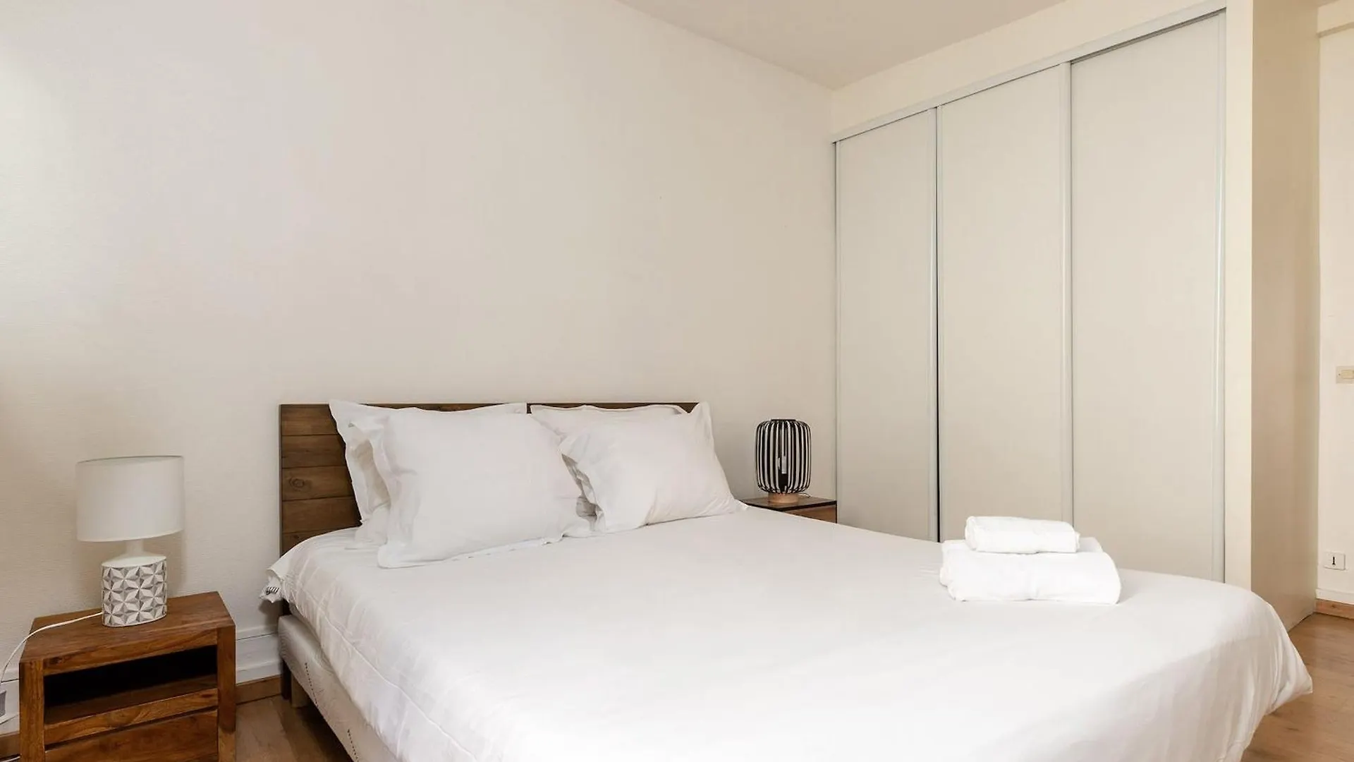 Eiffel Tower & Champ De Mars - Cityapartmentstay Paris