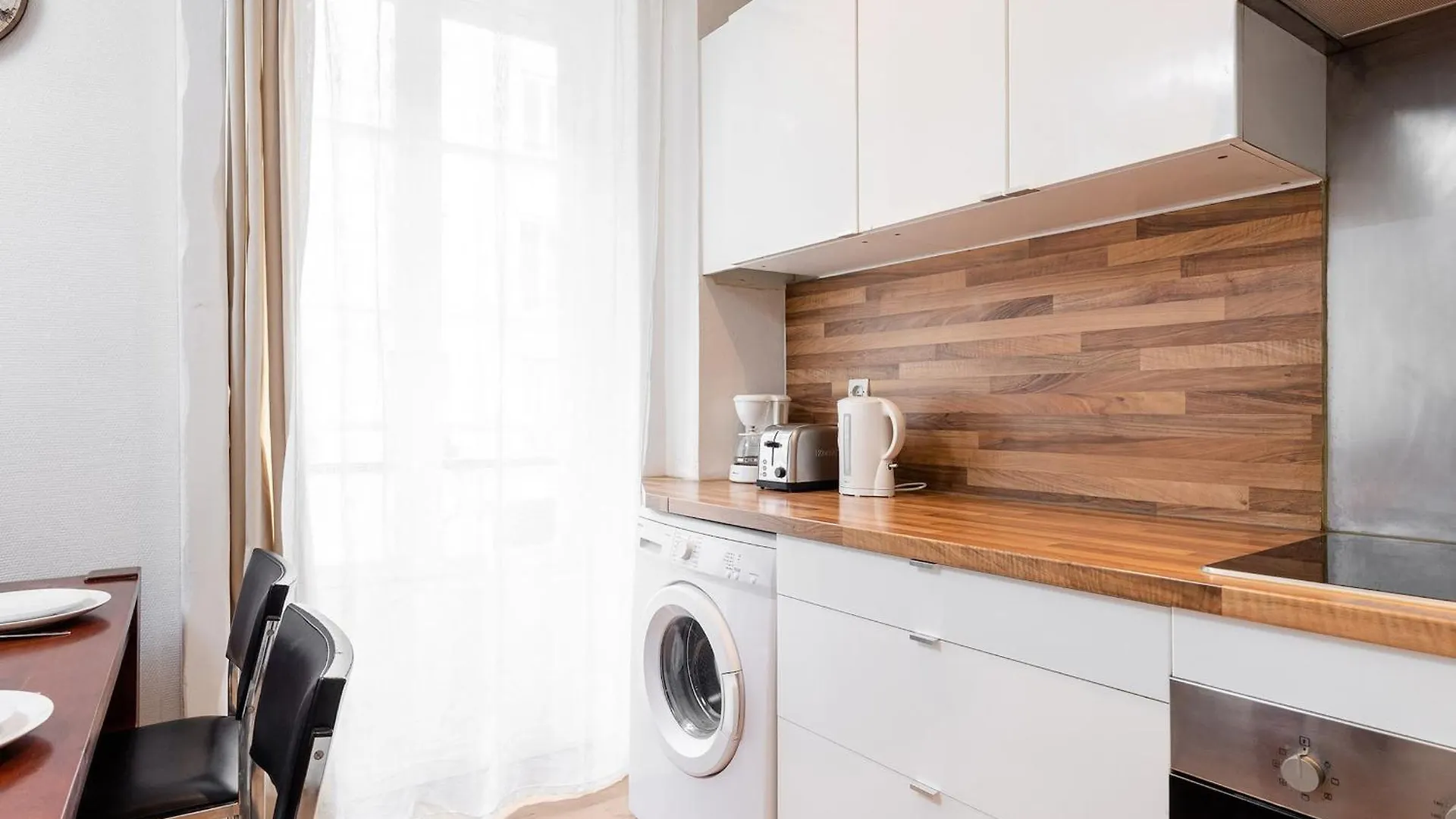 Eiffel Tower & Champ De Mars - Cityapartmentstay Paris